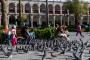 (c) Copyright - Raphael Kessler 2014 - Peru - Arequipa Plaza de Armas - Girl & Pigeons