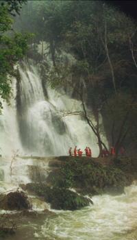© Copyright Raphael Kessler - Laos - Monks Bathing