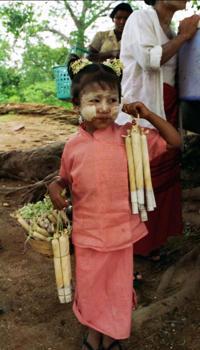© Copyright - Raphael Kessler 2011 - Myanmar - Child cigar seller
