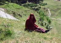 © Copyright - Raphael Kessler 2011 - Tibet - Labrang Monk taking in the weather
