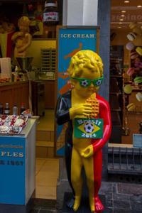 © Copyright - Raphael Kessler 2014 - Belgium - Brussels - Maneken Pis Belgian flag waffles
