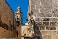 © Copyright Raphael Kessler 2026 – Malta – Mdina – Mdina holding a lamp