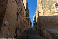 © Copyright Raphael Kessler 2026 – Malta – Valletta – Narrow Valletta street