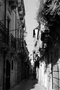 © Copyright Raphael Kessler 2012 - Italy - Sicily - Ortygia - Alley