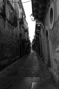 © Copyright Raphael Kessler 2012 - Italy - Sicily - Ortygia - Alley