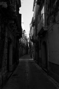 © Copyright Raphael Kessler 2012 - Italy - Sicily - Ortygia - Alley