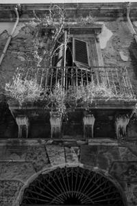 © Copyright Raphael Kessler 2012 - Italy - Sicily - Ortygia - Alley