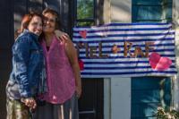 © Copyright - Raphael Kessler 2013 - USA - Boston - Jane & Melanie by the sign (I forgive the spelling)