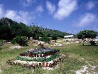 © Copyright - Raphael Kessler 2011 - Tonga - Grave made with glass bottles