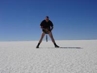 © Copyright - Raphael Kessler 2011 - Bolivia - Salar de Uyuni - Micha pointing up