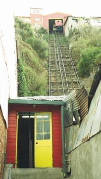 © Copyright - Raphael Kessler 2011 - Chile - Valparaiso elevator