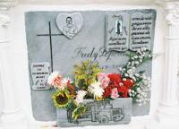 © Copyright Raphael Kessler 2011 - Medellin - Cementario San Pedro - Bus driver tomb