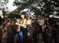 © Copyright Raphael Kessler 2011 - Cali - Cabalgata - Bikini woman on horseback