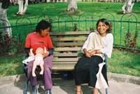 © Copyright - Raphael Kessler 2011 - Ecuador - Otavalo - An amusing conversation between two indigenous girls