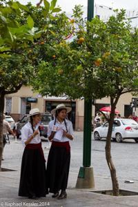 © Copyright - Raphael Kessler 2014 - Argentina - Salta - girls and oranges