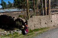© Copyright - Raphael Kessler 2014 - Peru - Cabanaconde - Woman waiting