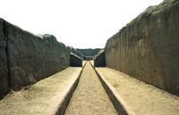 © Copyright - Raphael Kessler 2011 - Peru - Chan Chan - Passageway