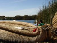 © Copyright - Raphael Kessler 2011 - Peru - Puno - Floating island, child and boat