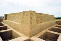 © Copyright - Raphael Kessler 2011 - Peru - Huaca del Arco Iris (Rainbow Temple)