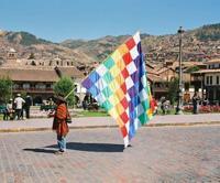 © Copyright - Raphael Kessler 2011 - Peru - Cuzco - Inca flag on parade