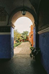 © Copyright - Raphael Kessler 2011 - Peru - Arequipa - Santa Catalina Convent - Blue arch