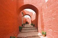 © Copyright - Raphael Kessler 2011 - Peru - Arequipa - Santa Catalina Convent - Red steps